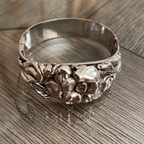 Antique Victorian Silver Plate Flower Repousse Bracelet Hinged Bangle - Picture 3 of 16
